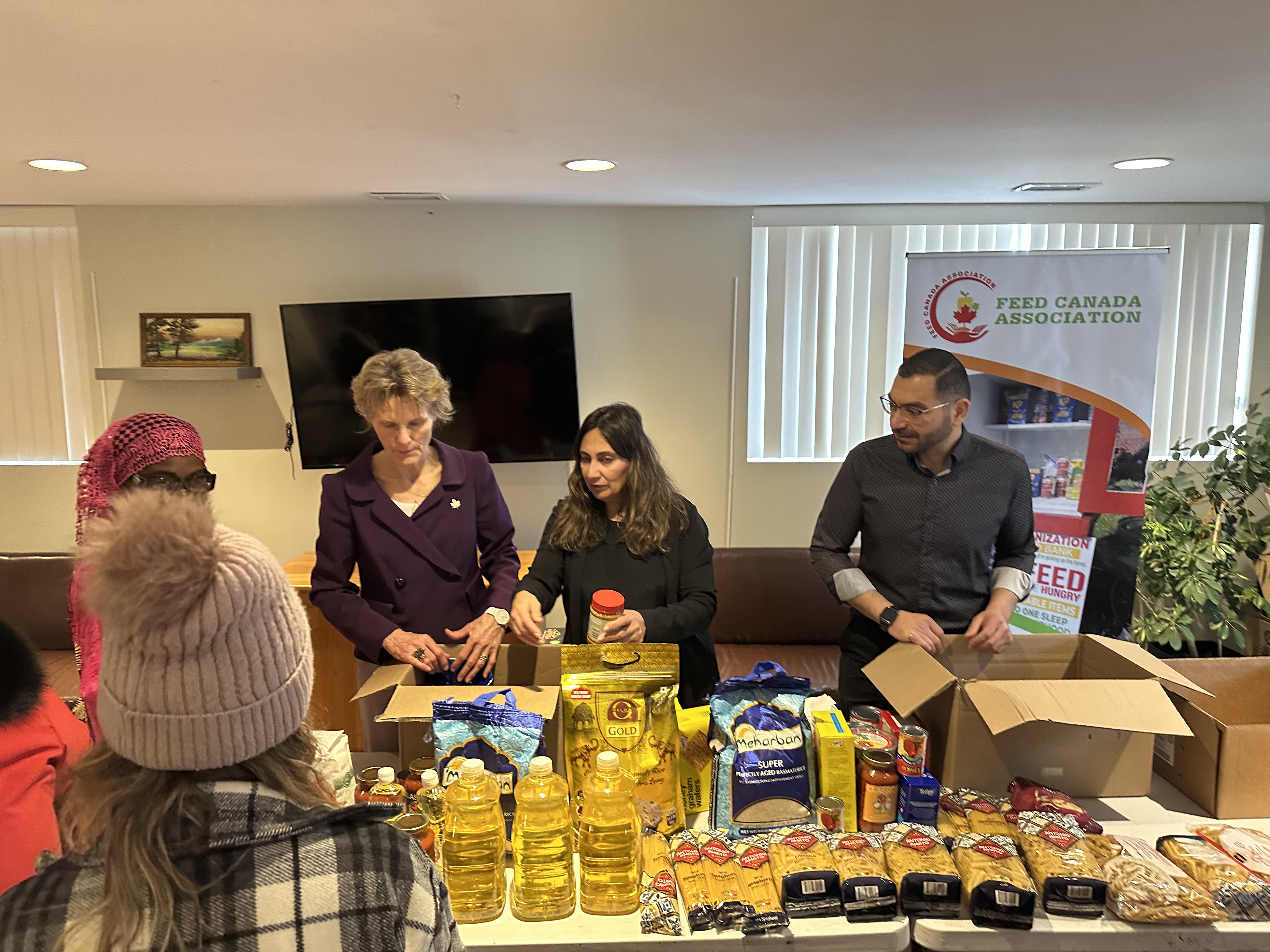 Mrs. Carney Prepares Food Hampers with Feed Canada Association and Multifaith Housing Initiative